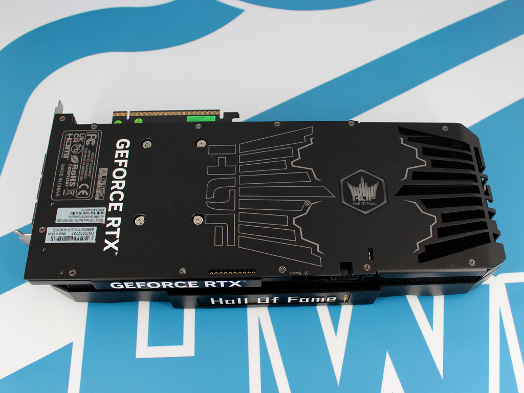 Eine große Backplate auf der Rückseite.