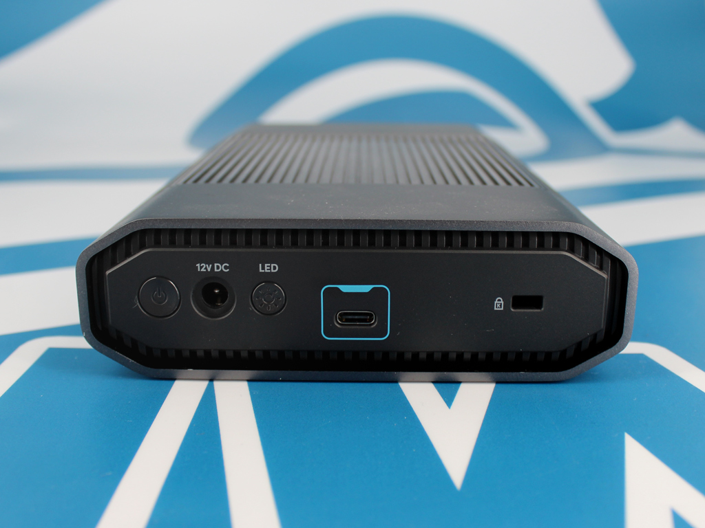 Der Anschlussbereich der externen Festplatte.