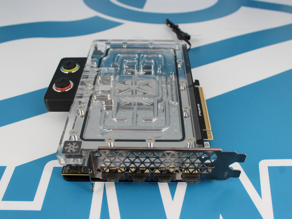 Anschlussvielfalt am Slot-Bracket.