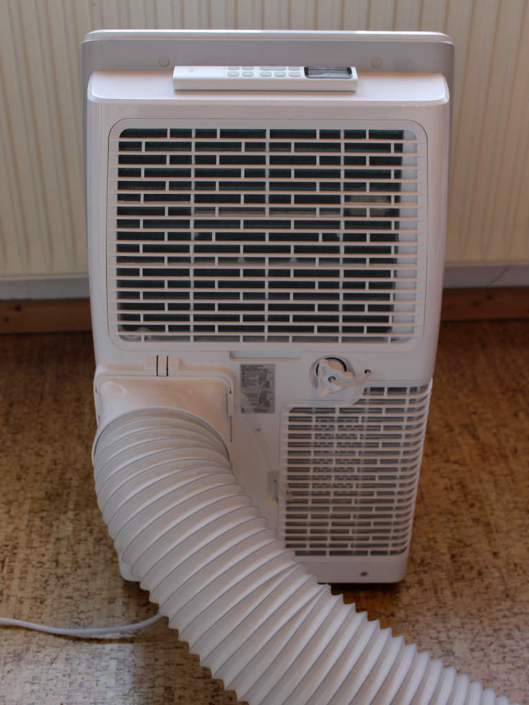 Rückansicht mit Abluftschlauch.